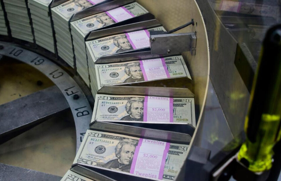 Autoridades alertan de posibles estafas con los cheques de ayuda económica por el coronavirus en Estados Unidos