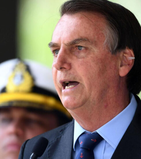 Bolsonaro considera un crimen las medidas de cuarentena dictadas por gobernadores y alcaldes