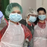 Chubasqueros, bolsas de plástico y esparadrapo: así se protegen frente al coronavirus los enfermeros del hospital de Getafe