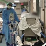 Dentro de un hospital de Brooklyn que está abrumado con pacientes y muertes por covid-19