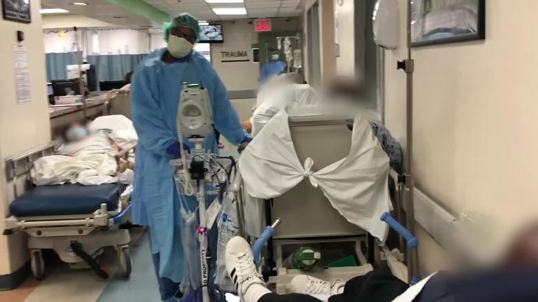 Dentro de un hospital de Brooklyn que está abrumado con pacientes y muertes por covid-19