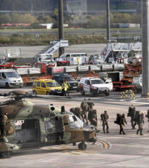 El Ejército inicia la desinfección del aeropuerto de Bilbao pese a las quejas del PNV