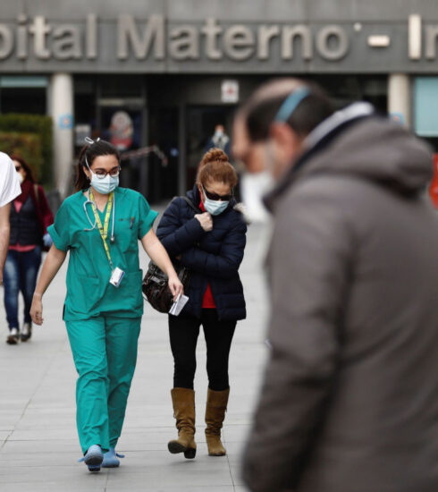 El Gobierno admite problemas de abastecimiento pese a distribuir casi dos millones de mascarillas en los últimos días