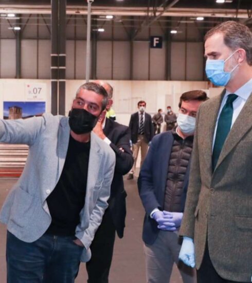 El Rey Felipe VI visita el hospital de Ifema con mascarilla y guantes