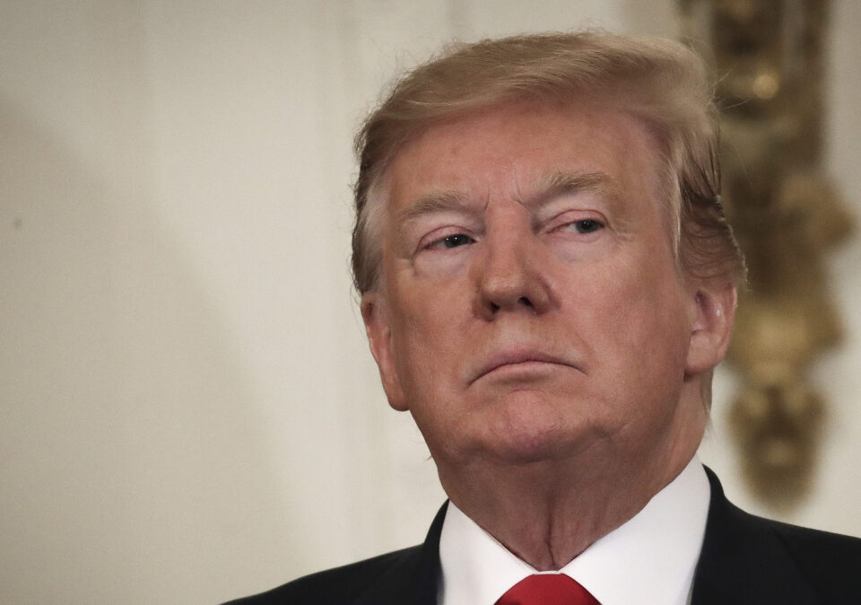 El terrible y creciente número de muertes por coronavirus en EE.UU. hace que Trump acepte la realidad