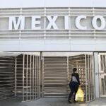 Estados Unidos y México coordinan plan para restringir viajes a través de la frontera por coronavirus