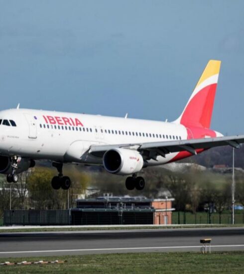 Iberia anuncia un Erte para tres meses y reducirá sus vuelos al mínimo