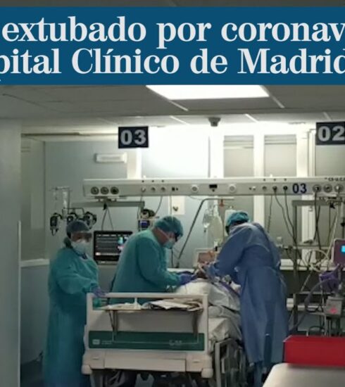 La alegría de los sanitarios que extubaron al primer paciente de la UCI del Clínico