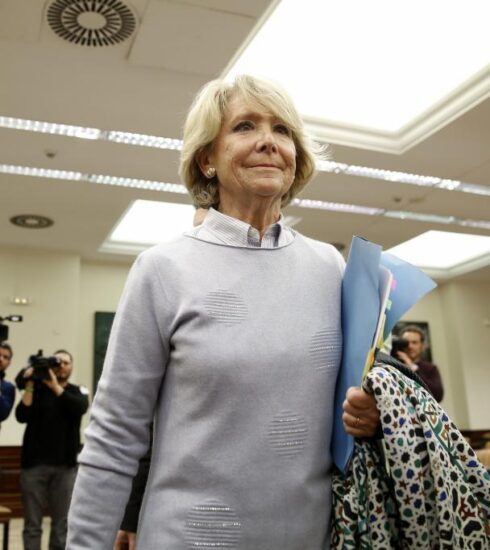 La ex presidenta madrileña Esperanza Aguirre y su marido, ingresados por coronavirus