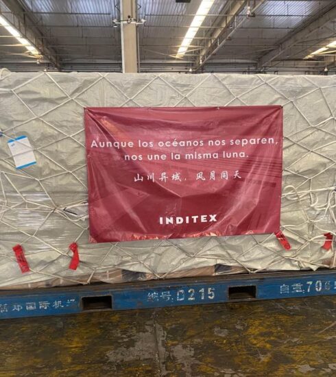 Las mascarillas y buzos donados por Inditex para el coronavirus llegarán a España en las próximas horas