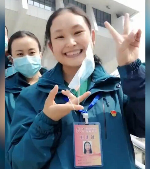 Médicos de Wuhan, China, le dicen adiós a las mascarillas