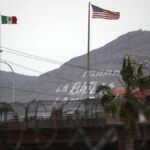 México y EE.UU. restringirán viajes no esenciales en la frontera, afirma canciller Ebrard