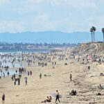 Multitudes llenaron las playas de California a pesar de la orden de cuarentena