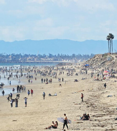 Multitudes llenaron las playas de California a pesar de la orden de cuarentena