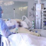 Pacientes con coronavirus comienzan a desbordar los hospitales de EE.UU.