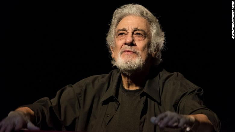 Plácido Domingo se recupera en casa tras estadía en hospital por covid-19, le dijeron dos fuentes a CNN