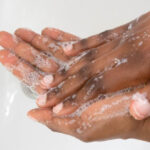 ¿Por qué el jabón, el desinfectante y el agua tibia funcionan contra el covid-19 y otros virus?