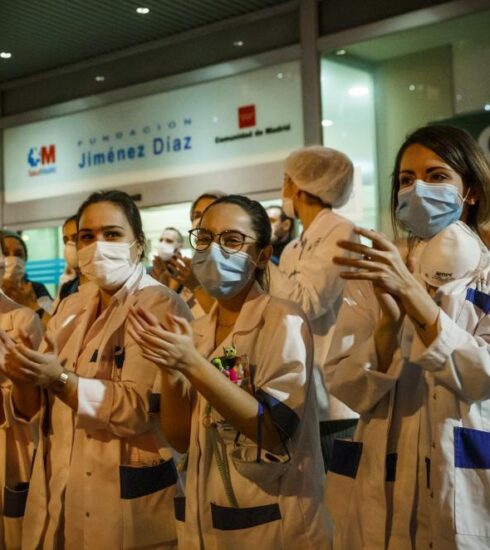 Seis hospitales de Madrid proponen obligar a los sanitarios a trabajar con síntomas leves de Covid-19