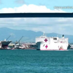 Un buque hospital llega al puerto de Los Ángeles