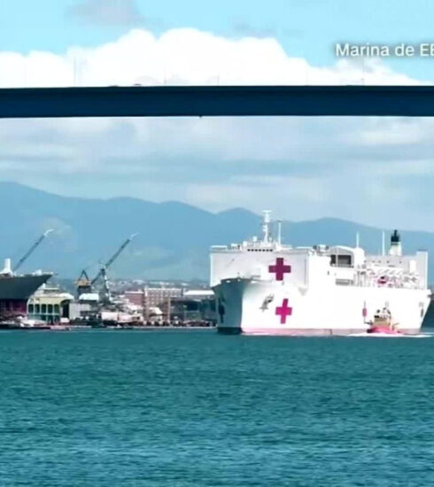 Un buque hospital llega al puerto de Los Ángeles