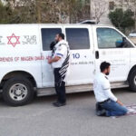 Un paramédico musulmán y otro judío hacen una pausa para rezar juntos. Otro momento inspirador en la crisis del coronavirus