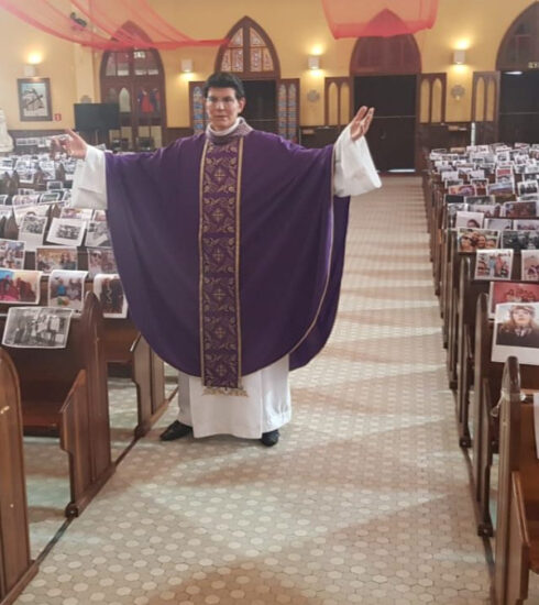 Una iglesia en Brasil puso fotos de sus fieles en los bancos