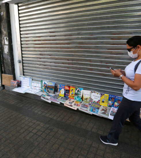 Violencia familiar, mayor riesgo de contagio, estrés: el impacto social del coronavirus está afectando severamente a las mujeres, advierte la ONU
